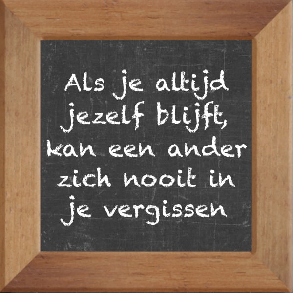 Krijtbord spreuktegel over Overig met spreuk :Als je altijd jezelf blijft kan een ander zich nooit in je vergissen