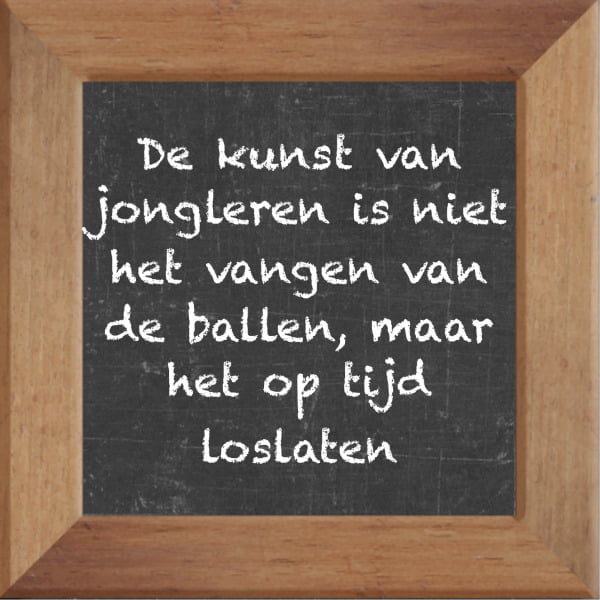 Krijtbord spreuktegel over Werk met spreuk :De kunst van jongleren is niet het vangen van de ballen maar het op tijd loslaten