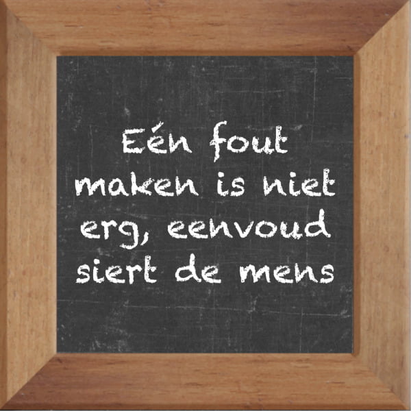 Krijtbord spreuktegel over Werk met spreuk :Eén fout maken is niet erg eenvoud siert de mens