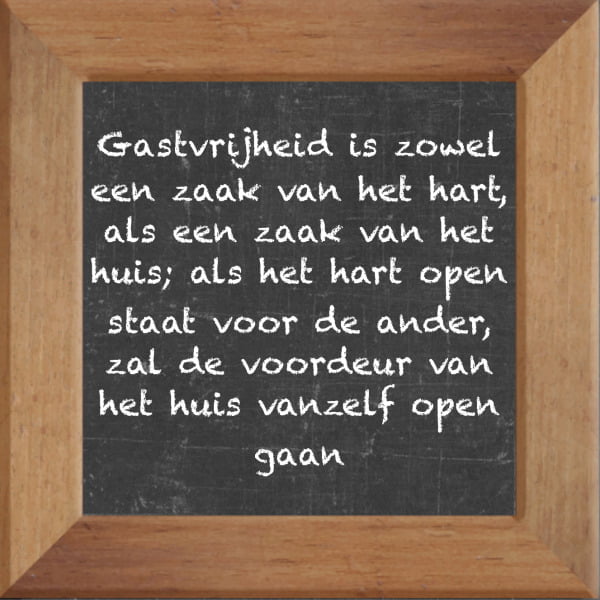 Krijtbord spreuktegel over Overig met spreuk :Gastvrijheid is zowel een zaak van het hart als een zaak van het huis als het hart open staat voor de ander zal de voordeur van het huis vanzelf open gaan
