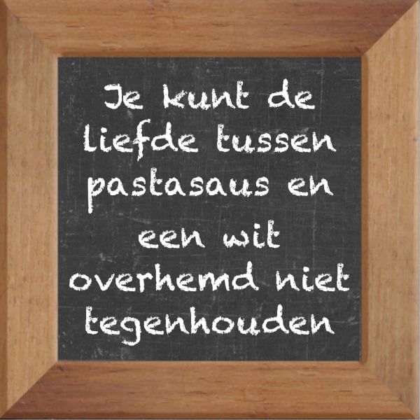 Krijtbord spreuktegel over Liefde met spreuk :Je kunt de liefde tussen pastasaus en een wit overhemd niet tegenhouden