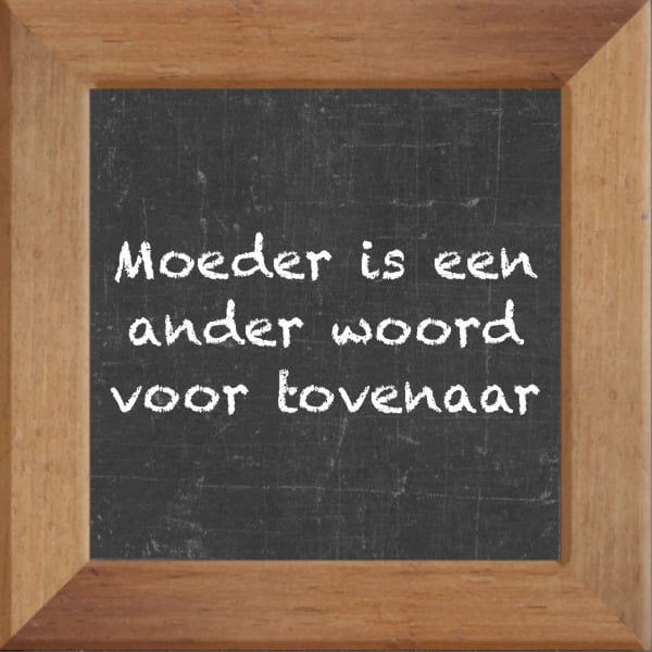 Krijtbord spreuktegel over Moederdag met spreuk :Moeder is een ander woord voor tovenaar