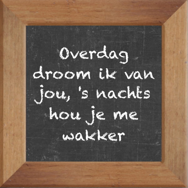 Krijtbord spreuktegel over Liefde met spreuk :Overdag droom ik van jou s nachts hou je me wakker