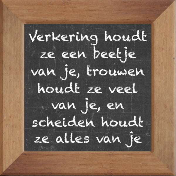 Krijtbord spreuktegel over Vrouw onvriendelijk met spreuk :Verkering houdt ze een beetje van je trouwen houdt ze veel van je en scheiden houdt ze alles van je