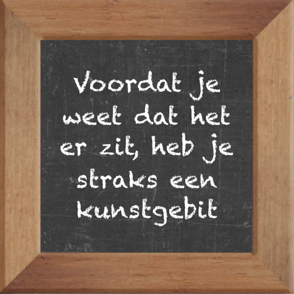 Krijtbord spreuktegel over Verjaardag met spreuk :Voordat je weet dat het er zit heb je straks een kunstgebit