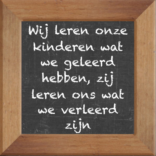 Krijtbord spreuktegel over Overig met spreuk :Wij leren onze kinderen wat we geleerd hebben zij leren ons wat we verleerd zijn